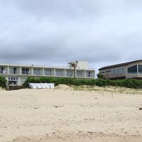 イーフビーチからみたホテル。右側の建物２Ｆが大浴場。