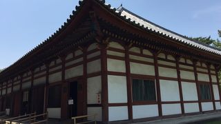 中金堂の東に位置する建物です。