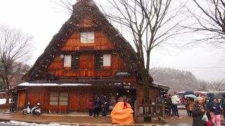 白川郷観光の起点。　駐車場や観光案内所、レストラン等。　めっちゃ観光地です!