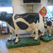 牛のオブジェが店内にあります