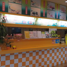 飲物はカウンターで