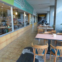 店の外にもイス・テーブルがあります