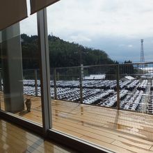 一面のガラス窓と壺畑