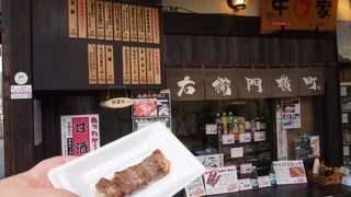 朝市を見学しながら、飛騨牛串を朝ごはんに♪