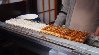 1本80円のお団子。　お醤油味です