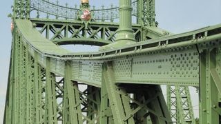 上品な緑色のきれいな橋