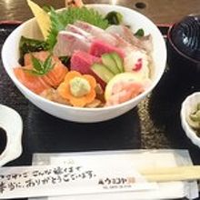 名物の海鮮丼