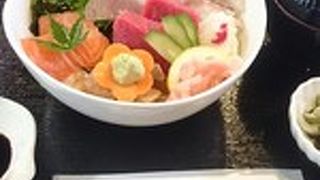 防府の市場で海鮮丼