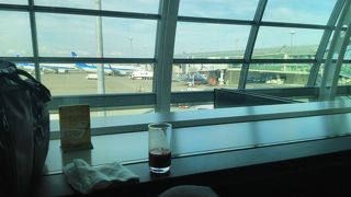 こちらはセキュリティー後のラウンジ