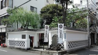 狭い敷地に記念碑いっぱい