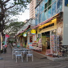 カフェやレストランがあります