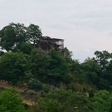 遠目に見た苗木城跡