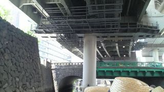 石灯篭風の橋柱や石造のトンネルなど意外な見どころも