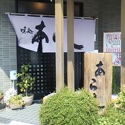 小鳴門橋から徒歩10分程度のところに位置する鳴門で有名な魚料理店