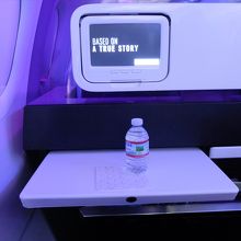 居眠りしたので、機内食があったかどうかは不明。