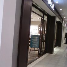お店の入り口そばです。