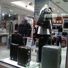 スーツケースが並びます。