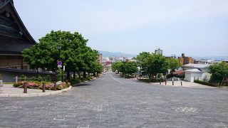 東本願寺函館別院やロープウェイ乗り場へ続く坂道。