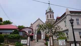 坂道の上にある教会。