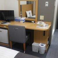 セミダブルのベッド。必要なものすべてそろった部屋。