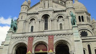 丘の上からパリ市内を一望できます