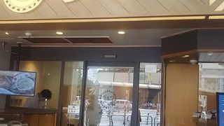 品川駅の高輪側にあります