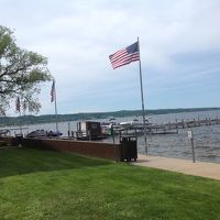 入口付近から湖を眺める