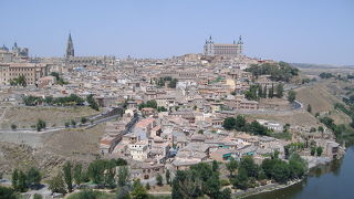 中世の面影を残す城塞都市トレドを愛したスペインの代表的画家エル・グレコの作品が多く見られる街です。