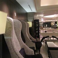 1Fロビー端の待合スペース。椅子は背もたれが高く贅沢です。