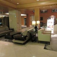 2Fの待合スペース。ゴールドの椅子が豪華です。