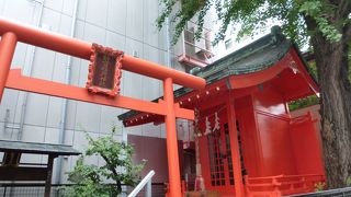 ビルの谷間、赤いお社が印象的です