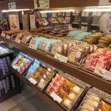 お菓子がバラで買えます