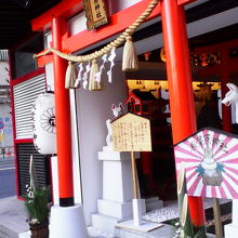 正月三が日で、鳥居の脇に門松が飾られていました