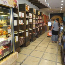 お菓子が並ぶ店内