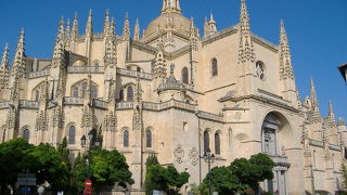 「大聖堂の貴婦人」と呼ばれている、細かく美しい内装や遠景からの優雅な佇まいのゴシック様式のカテドラルです。