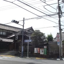 斜向かいからの光景