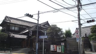 木造二階建ての大きな庫裡がある日蓮宗の寺院です