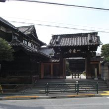 一乗寺の山門前