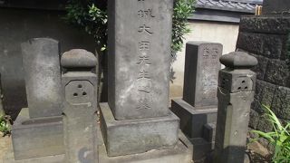 一乗寺の本堂右手前の植込みの中にあります