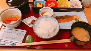 朝ご飯の鮭が美味しい「なだ万」