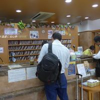 フロントには二名の従業員が受付をしています