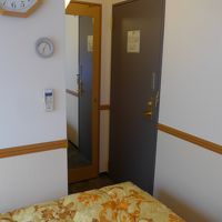 ドアが三つ並びます　室内・バスルーム・クローゼット