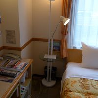 スタンド照明とベッド