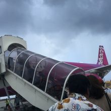 那覇空港LCCターミナル、タラップ搭乗です。
