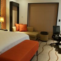 ベッドが高い！しかしあの壁は一体…？