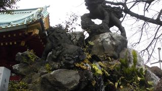 人工の滝があります