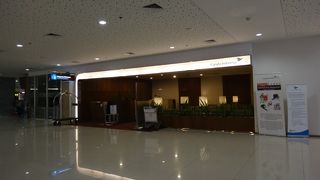 チェックインエリアへ入る前にもセキュリティチェック 