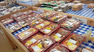 お弁当が豊富。隣のガソリンスタンドとも提携。