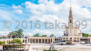 近代的で立派なファサードと左右に伸びる回廊