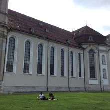 ザンクト ガレンの修道院 前の芝生で寛ぐ人達